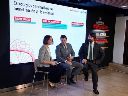 Laura Salces, jefa de sección de Mercados en 'Cinco Días', conversa con Juan Ángel Lafuente Luengo, catedrático de Economía Financiera y Contabilidad de la Universidad Jaume I y autor de la 'Guía para monetizar la vivienda y mejorar la pensión' del centro de investigación Ageingnomics de Fundación Mapfre (centro), y Felipe de los Ríos, director general de Almagro Capital.