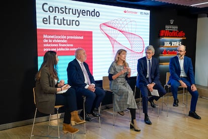 De izquierda a derecha, Nuria Morcillo, redactora de EL PAÍS y 'Cinco Días', modera a Julián Salcedo, doctor en Economía y presidente del Foro de Economistas Inmobiliarios; Trinidad Martín-Orozco Santiago, directora general de Santander Mapfre Hipoteca Inversa; Ignacio Paz Ares, notario, y Pedro Serrano, docente de Economía Financiera en la Universidad Carlos III de Madrid y coautor de la Guía para monetizar la vivienda y mejorar la pensión del centro de investigación Ageingnomics, de la Fundación Mapfre.