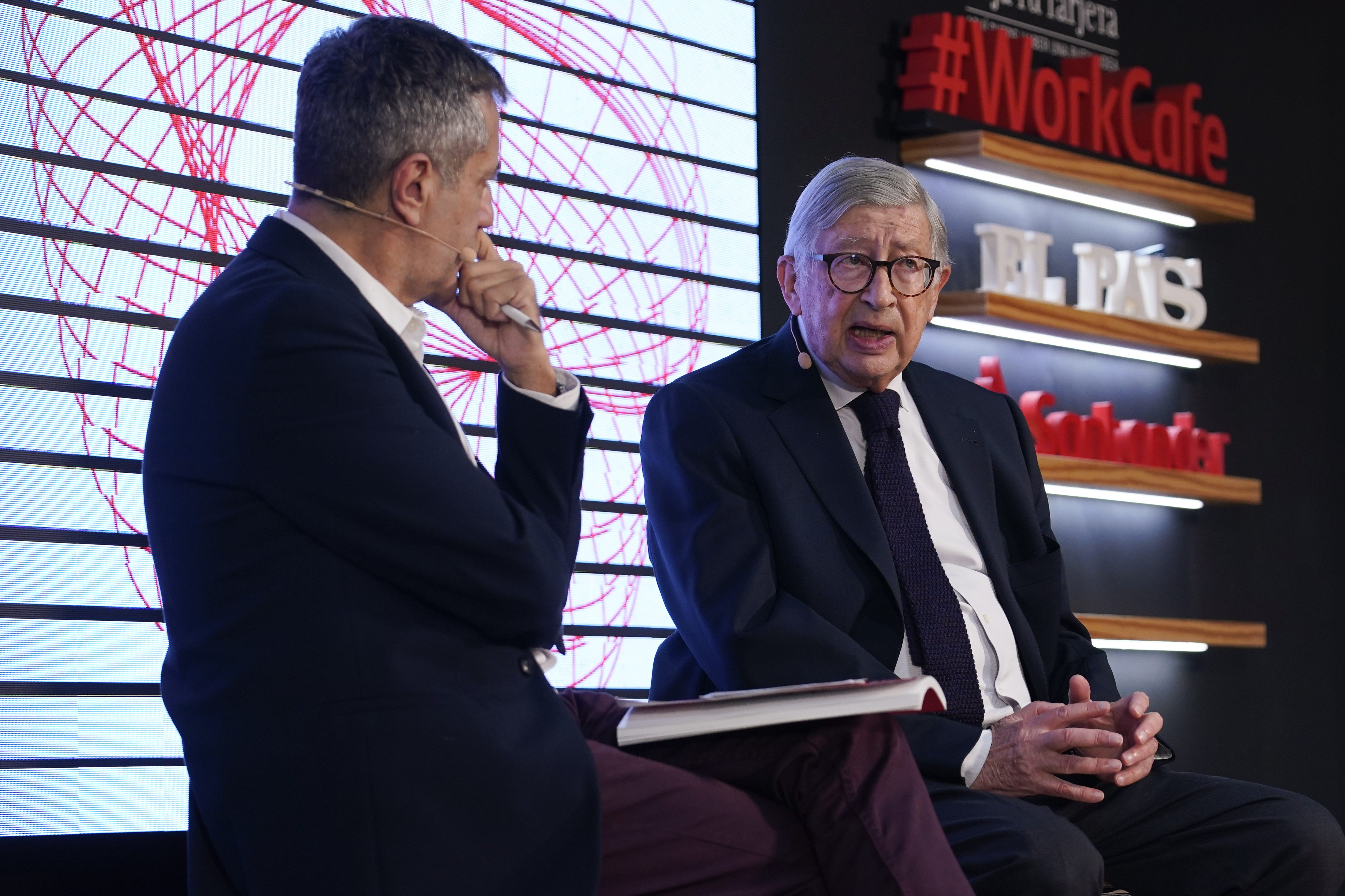 A la derecha, Rafael Puyol, presidente de UNIR y exrector de la Universidad Complutense de Madrid, entrevistado por Carlos de Vega, subdirector de Información de Prisa Vídeo. 